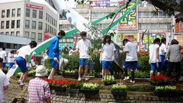 蒲田高校。6月5日(木)に39名の生徒が、蒲田駅東口円形花壇の植え付け