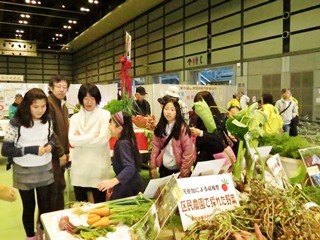 区民参加の収穫祭（区民農園・高校・福祉園で収穫した野菜展示ブース）