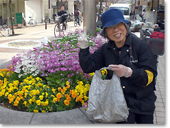 大森駅前花壇で笑顔の作業